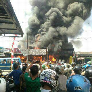 edo_edojay's tweet photo. @e100ss kebakaran di Lawang toko material Depan Serbu 5ribu http://t.co/lmWHD53DSH