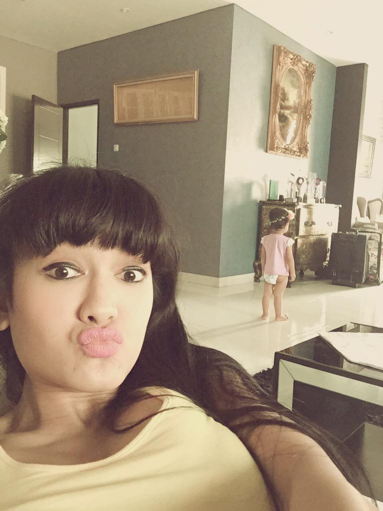 Dirumah... Capekk.. Mau bobo ehh kirana ngajakin main ratu2ann 😂😂