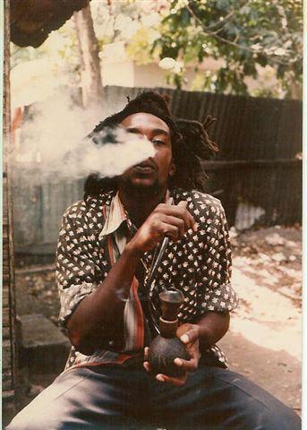 PortalGanja's tweet photo. Beberapa Rasta menganggap Ganja memiliki nilai agama yg penting krn mereka percaya itu merupakan pemberian dari Jah. http://t.co/oTaWRr5mIS