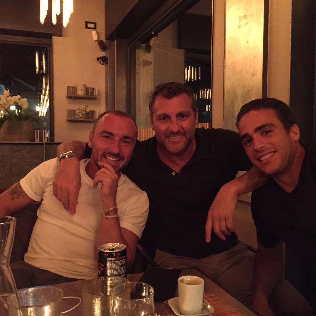 CNUIGD-XAAAax_r.jpg:large