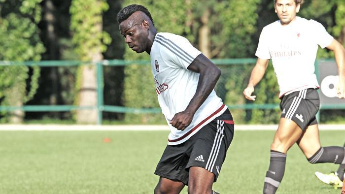 Mario Balotelli si allena con il Milan