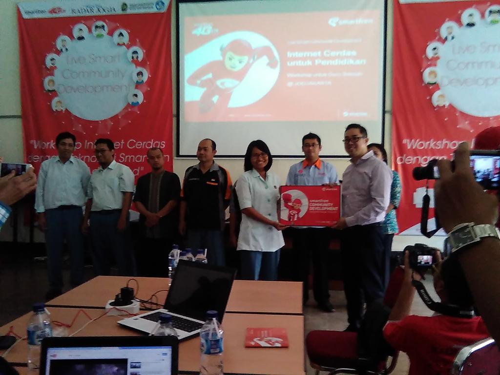 Penyerahan bantuan simbolis dari Smartfren