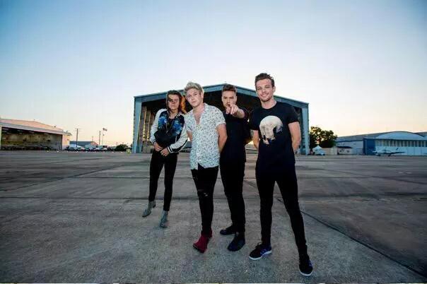 airi_1DHarry's tweet photo. DMDもう見たよ！って人はRT💕💕💕

#MTVHottest  One Direction
#DragMeDownMusicVideo http://t.co/UkaRGUNS50