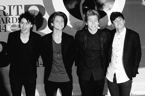 desiredhowell's tweet image. #SolveMyProblemsIn4Words 
5 Seconds of Summer ❤️ #ShesKindaHotVMA