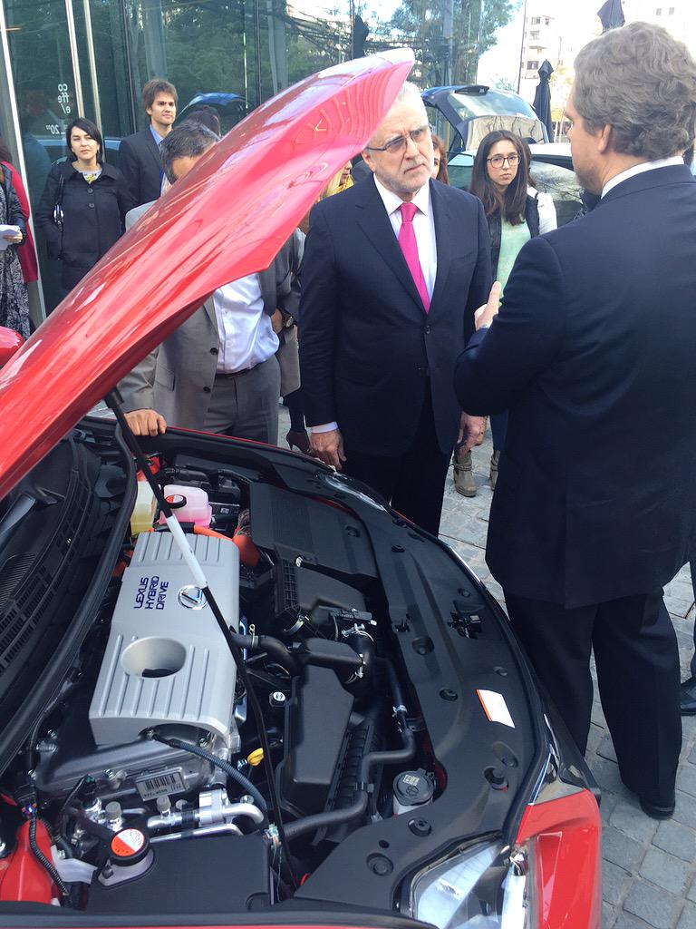 fundacionchile's tweet photo. Máximo Pacheco de @MinEnergia revisa algunos de los autos eficientes #TopTenChile cc: @WWFChile http://t.co/kaLys0Io9Q