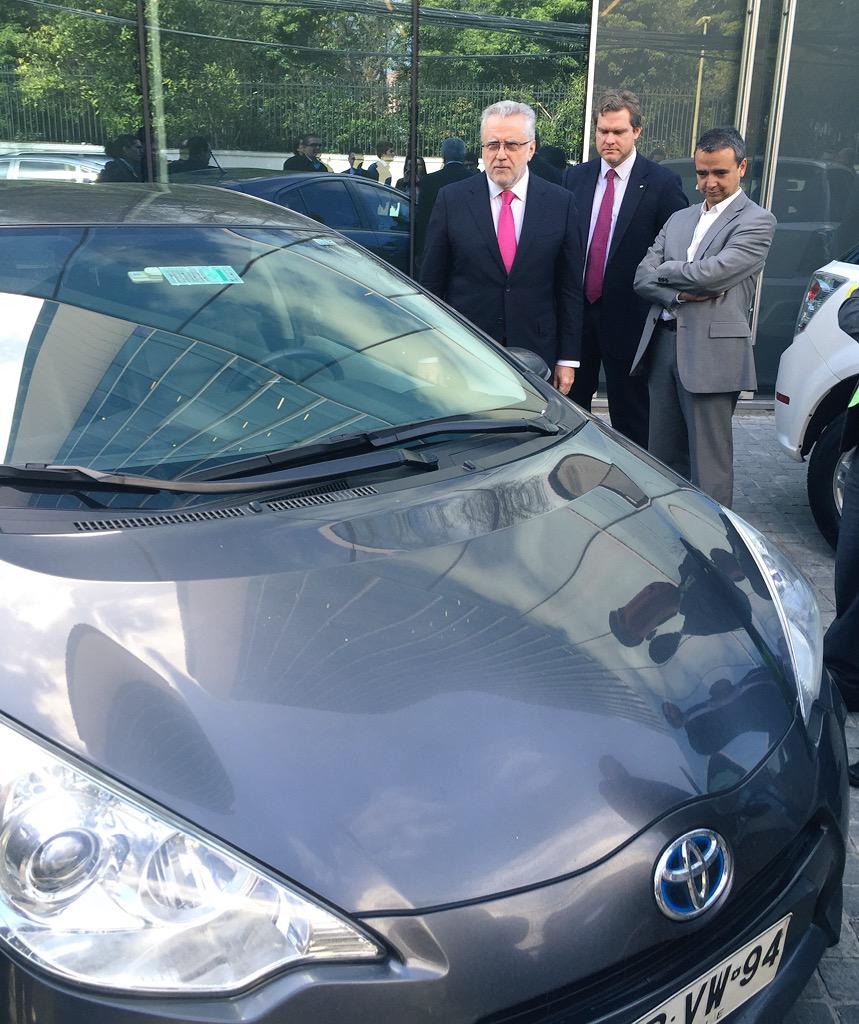 fundacionchile's tweet photo. Máximo Pacheco de @MinEnergia revisa algunos de los autos eficientes #TopTenChile cc: @WWFChile http://t.co/kaLys0Io9Q