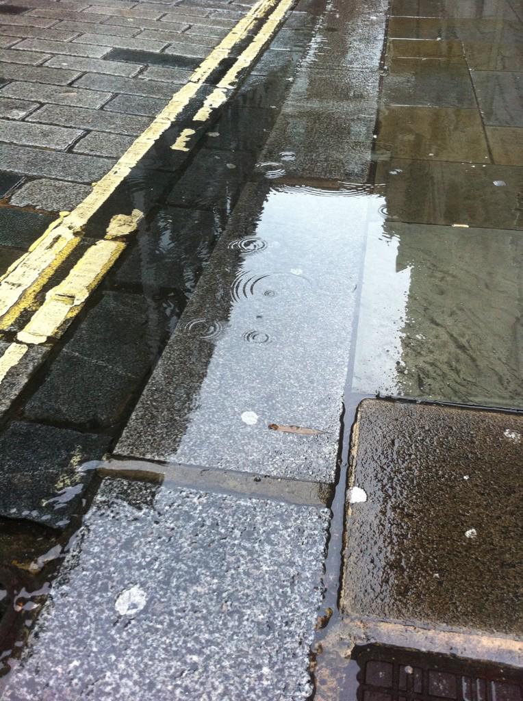 hellonotdeadyet's tweet image. Hold tight, there's a storm a brewin' #London #extreme #weather #metoffice #flooding
