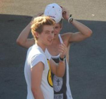 1dotpss's tweet photo. Niall Horan and Luke Hemmings http://t.co/w83nt9het2