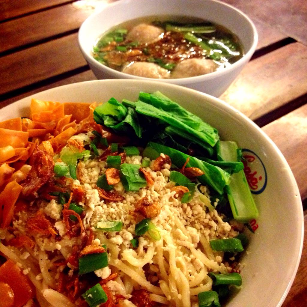 Mie coco nya udah buka loh di <a href="/rptt_rptt/">RPTT</a> jalan Lombok no 47 sebelah <a href="/Rockepo/">#NgopiEnakGaHrsMahal</a> uhuuyyy!!merapats ya guys..