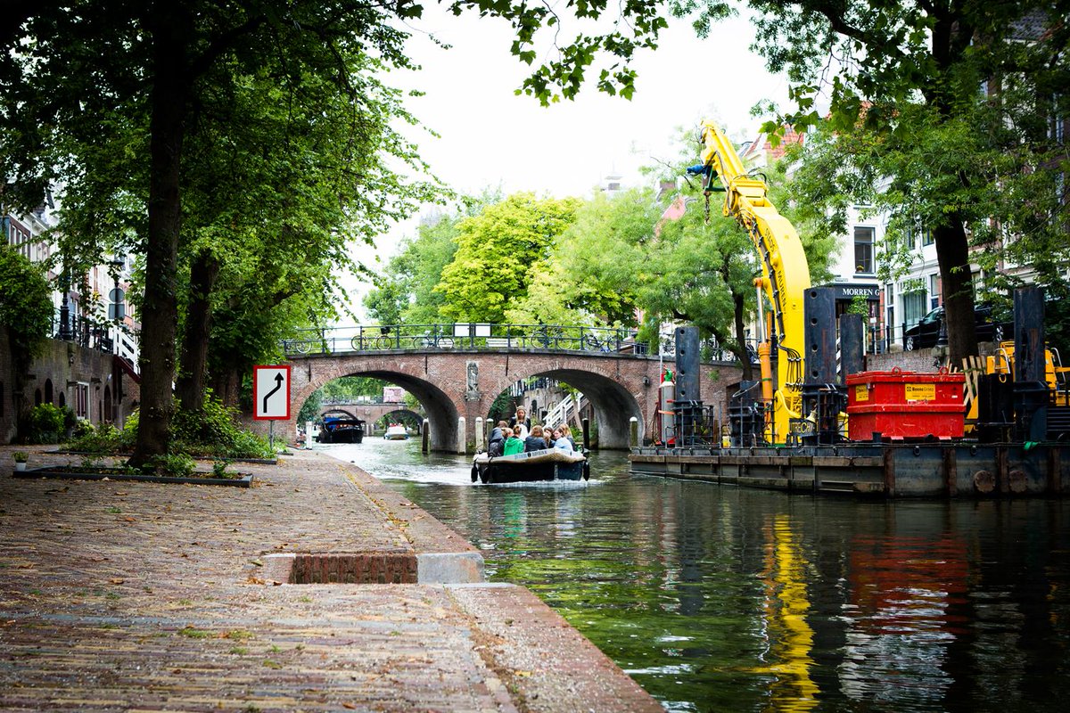 Knap staaltje vakmanschap en logistiek in hartje #Utrecht  #vervangenkadeconstructies  Zie: bit.ly/1K0Rquw