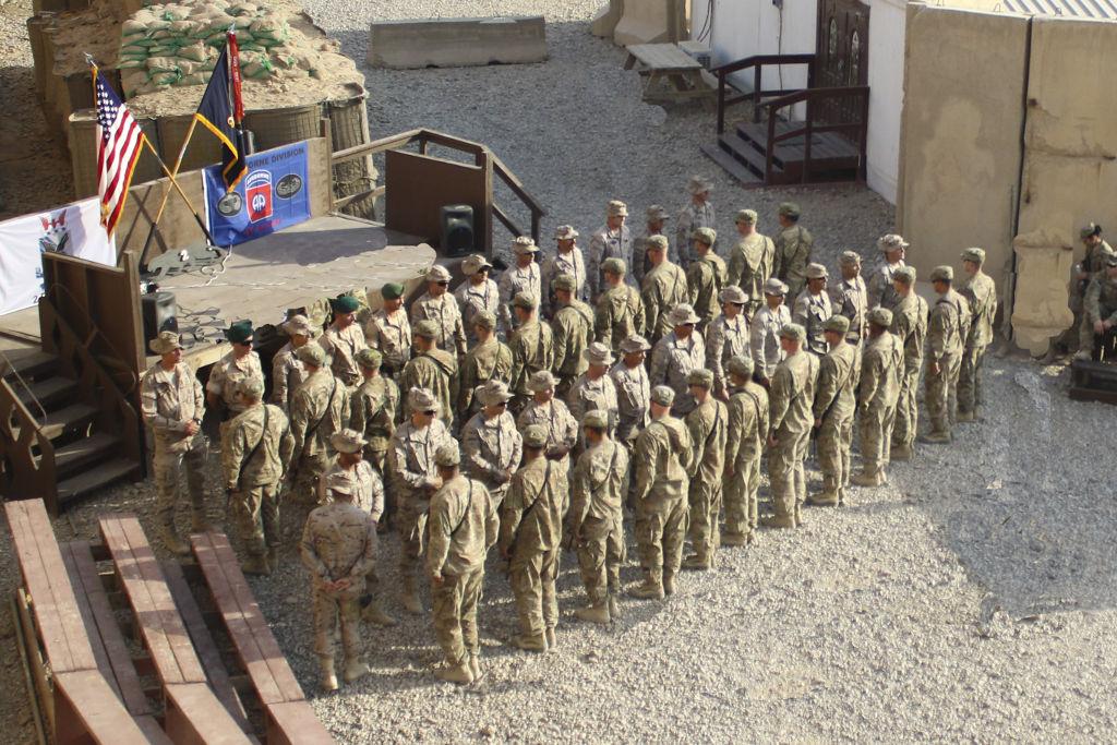 EMADmde's tweet photo. Paracaidstas españoles y USA (82 Airborne DIV) intercambian sus parches de combate en Iraq. http://t.co/zIuBOFwHj3 http://t.co/Ydy5VRVoSQ