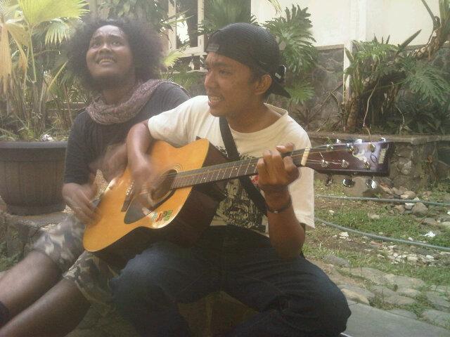 Ekspresi drumer kita sama gitarisnya saat nyanyi sepiring berdua @Jonathan_Evert @NegarFitrian