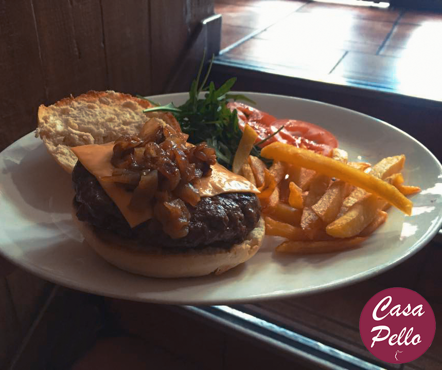 Nuestra hamburguesa de buey te encantará. Siempre elegimos la mejor carne, para que nuestros carnívoros disfruten.