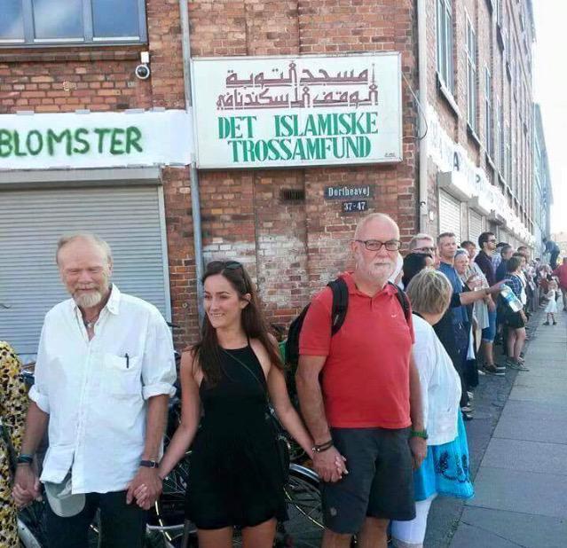 hussainalqabas's tweet image. مسيحيين يشكلون طوق حول مسجد باسكندنافيا حماية من قرار بلديه المدينة بهدمه لكن هل نحن نقوم بنفس الدور لحماية الكنائس !