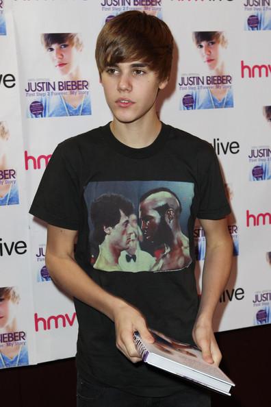 flyonbieber's tweet photo. Justin Bieber x Book Signing First Step 2 Forever x 2010 in London x #WhereAreUNowVMA http://t.co/02gUhUe2xx