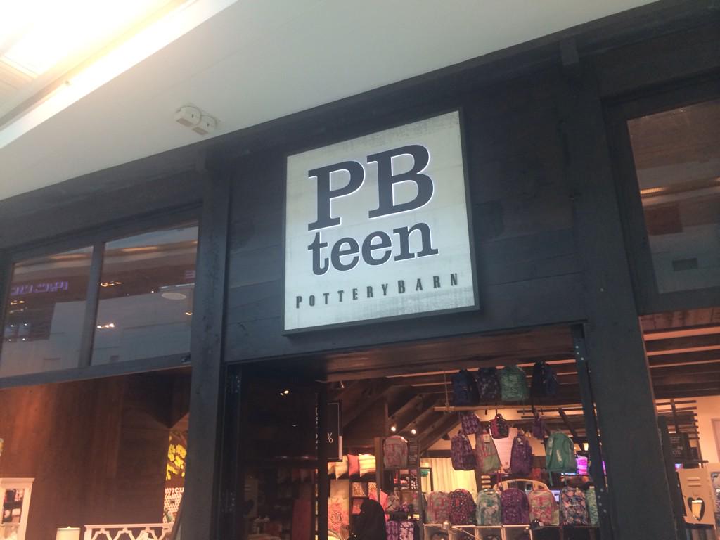 Lamyasam's tweet photo. @PointlessBlog found the #Pointlessbloggang shop!!!! http://t.co/eHeCXg2Q4i