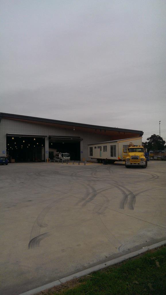 VUTrades's tweet photo. Transportable house built by @VUTrades #preapprentices delivered to new owner today http://t.co/ZlljawcDej