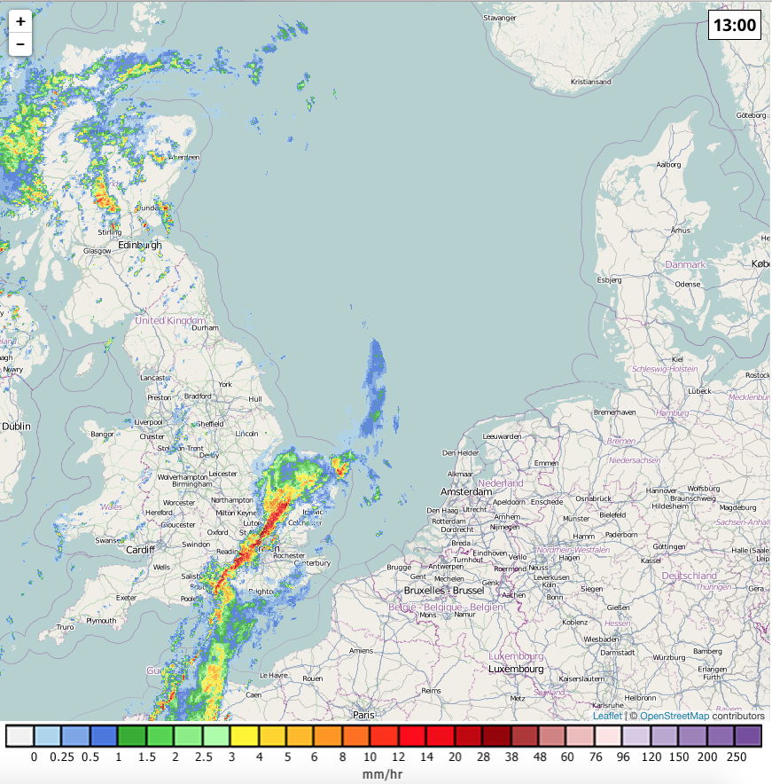 NoodweerBenelux's tweet image. Ontwikkeling van het #koudefront gaat vooruit. Rode segmenten in het zuidoosten van het UK #windstoten.