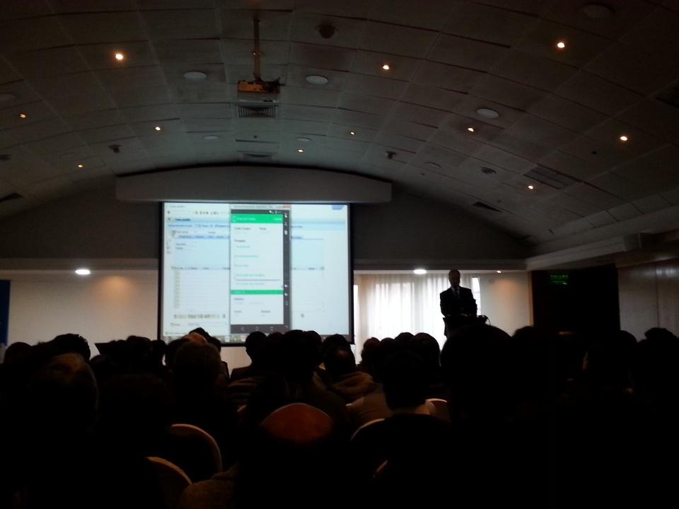gxpertchile's tweet photo. @lemurillo desarrollando en menos de 30min una aplicación web y android conectada con @SAP en la nube #gxchile2015 http://t.co/9ArR5jIDO9