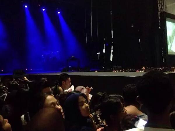 ArianasUpdateFR's tweet photo. La salle en ce moment #HoneymoonTourJakarta http://t.co/cX24PDt5Ar