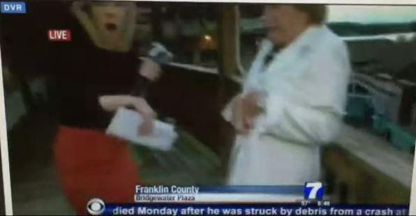 Virginie : Un tireur ouvre le feu lors d'un direct à la télévision, faisant trois victimes. journaldemontreal.com/2015/08/26/vir…