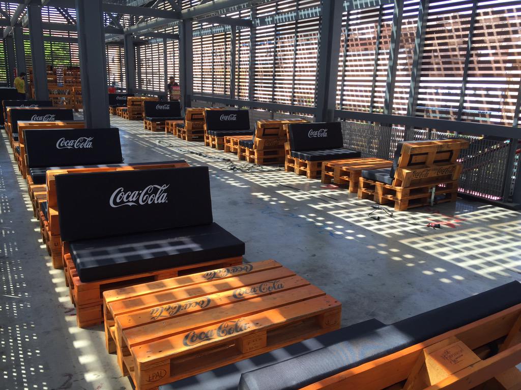 Preparatius de l'escenari de plaça Catalunya i de l'Acústica Club. Aquí començarà el festival demà dijous. #Figueres