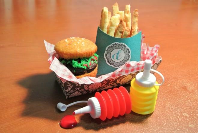 bmacdonald_1985's tweet photo. @dotsnlace Creative and delicious! Yum. #cake #ideas http://t.co/3DAt7FWG3T http://t.co/gGfH9lkqM4