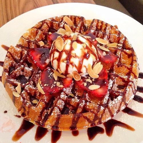 zaytunya's tweet photo. Dessert waffle. https://t.co/BDyEAZZRnL