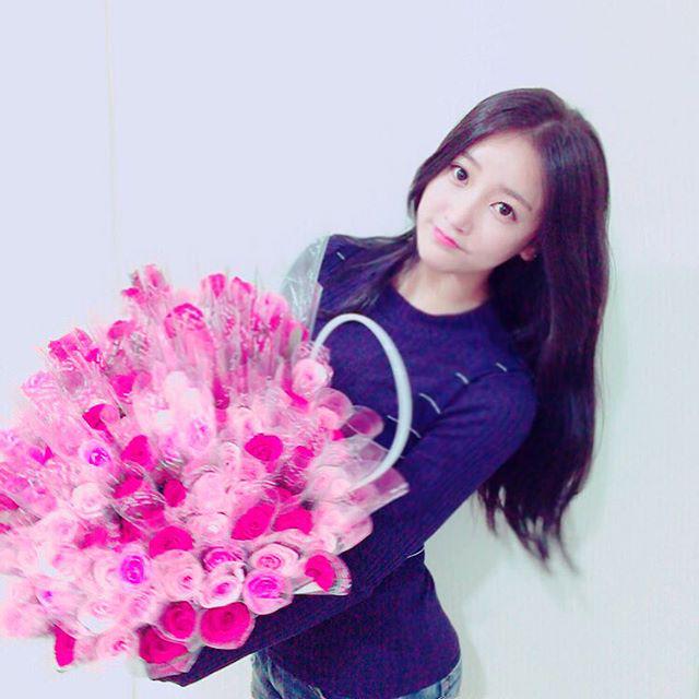 tarasnaps's tweet photo. [SOYEON INSTAGRAM] melodysoyani: #수요일#장미#비는내리지않지만#멋져🌻 http://t.co/2fmKcPnfTJ #kpopsnaps http://t.co/wHGk88BvBp
