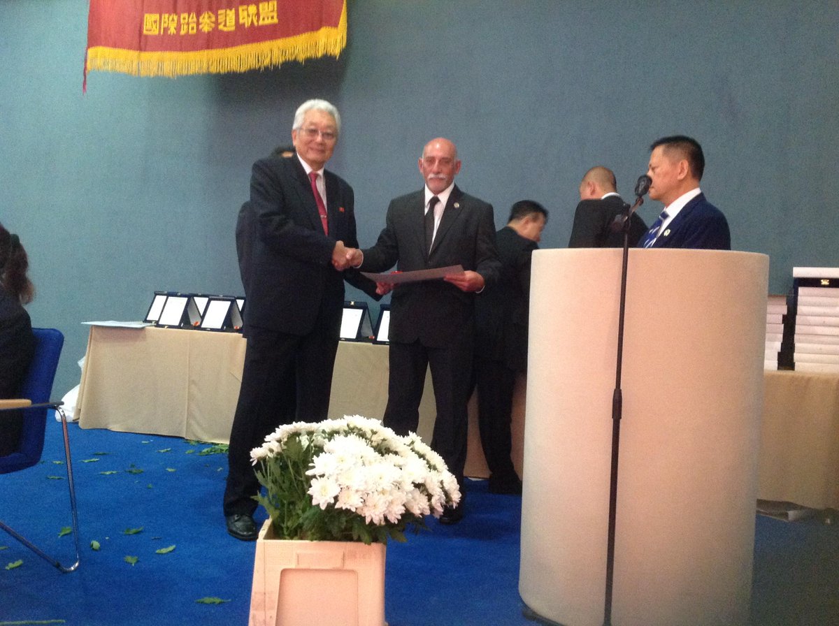 ATFOFICIAL's tweet photo. ENTREGA DE CERTIFICADO DE GRAN MASTER EDUARDO PALMISANO IX DAN ITF OFICIAL http://t.co/6ZMJR3JkeW
