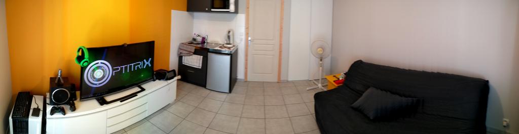 Ptitrix's tweet photo. J'ai enfin ranger ! O/ #rangement #newhome #lepcconsole #canapey #ventillo http://t.co/0NaDvHx61n
