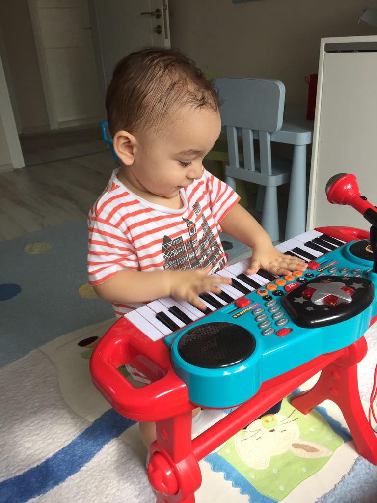 Mali çalar annesi oynar 😃😃 eller havaya 💃💃💃