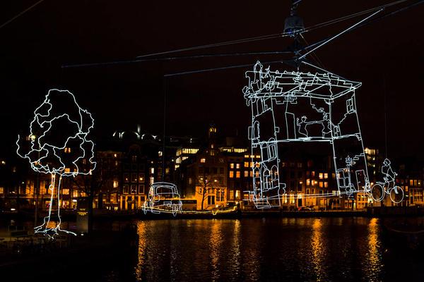BrasBasahBugis's tweet photo. Be amazed by a 12m wide metal wire installation shaped like an Amsterdam-style building outside the National Museum http://t.co/eXezIoWti4