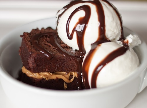 pasykin's tweet photo. Triple chocolate cake sundae. https://t.co/v7UfjAiN3n