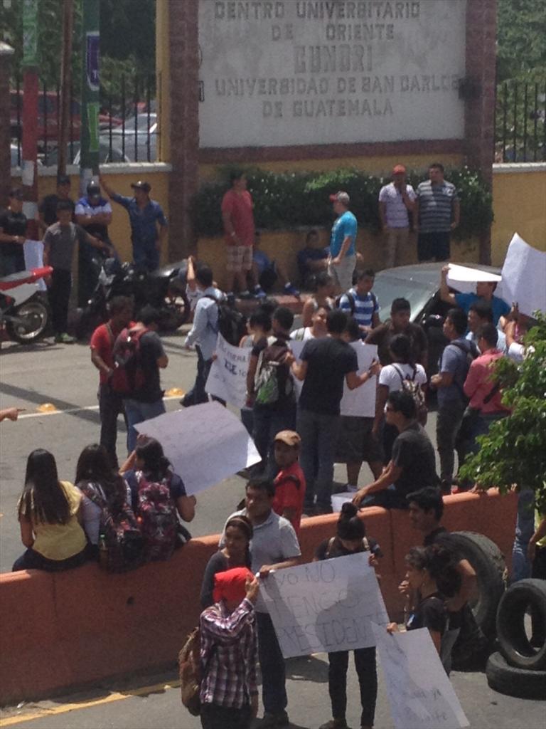 hotellez's tweet photo. #RenunciaYa #YoNoTengoPresidente #JusticiaYa @coliva987 @holivaPL @prensa_libre http://t.co/y9I3aaLivy