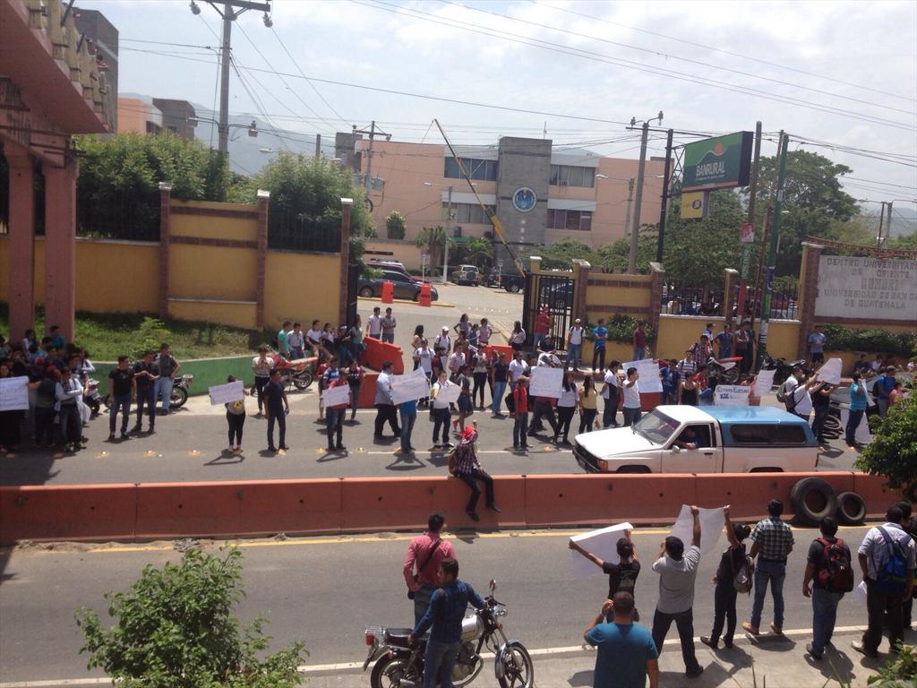 hotellez's tweet photo. Inician manifestación para exigir la aprobación de reformas a la ley electoral y partidos políticos y renuncia de OPM http://t.co/ECpV8eE79O