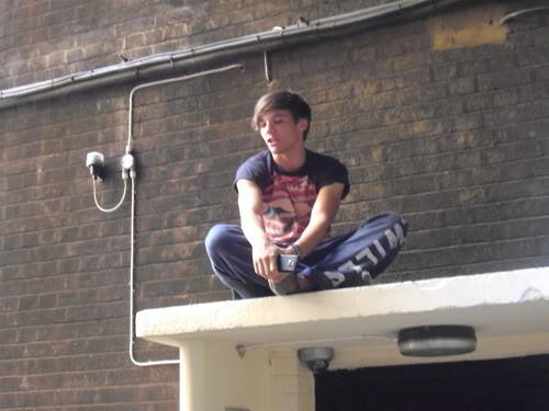 1dotpss's tweet photo. Louis Tomlinson and Bee http://t.co/rG5QOa0CXc