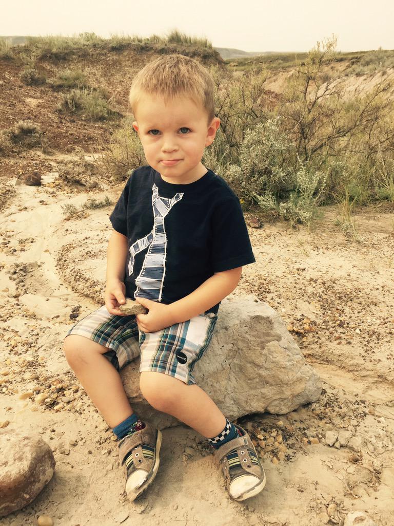 njohnson310's tweet photo. 1km is a long hike for this guy #sittingbreak #mommylife #roadtrip #alberta http://t.co/5atTA3B98D