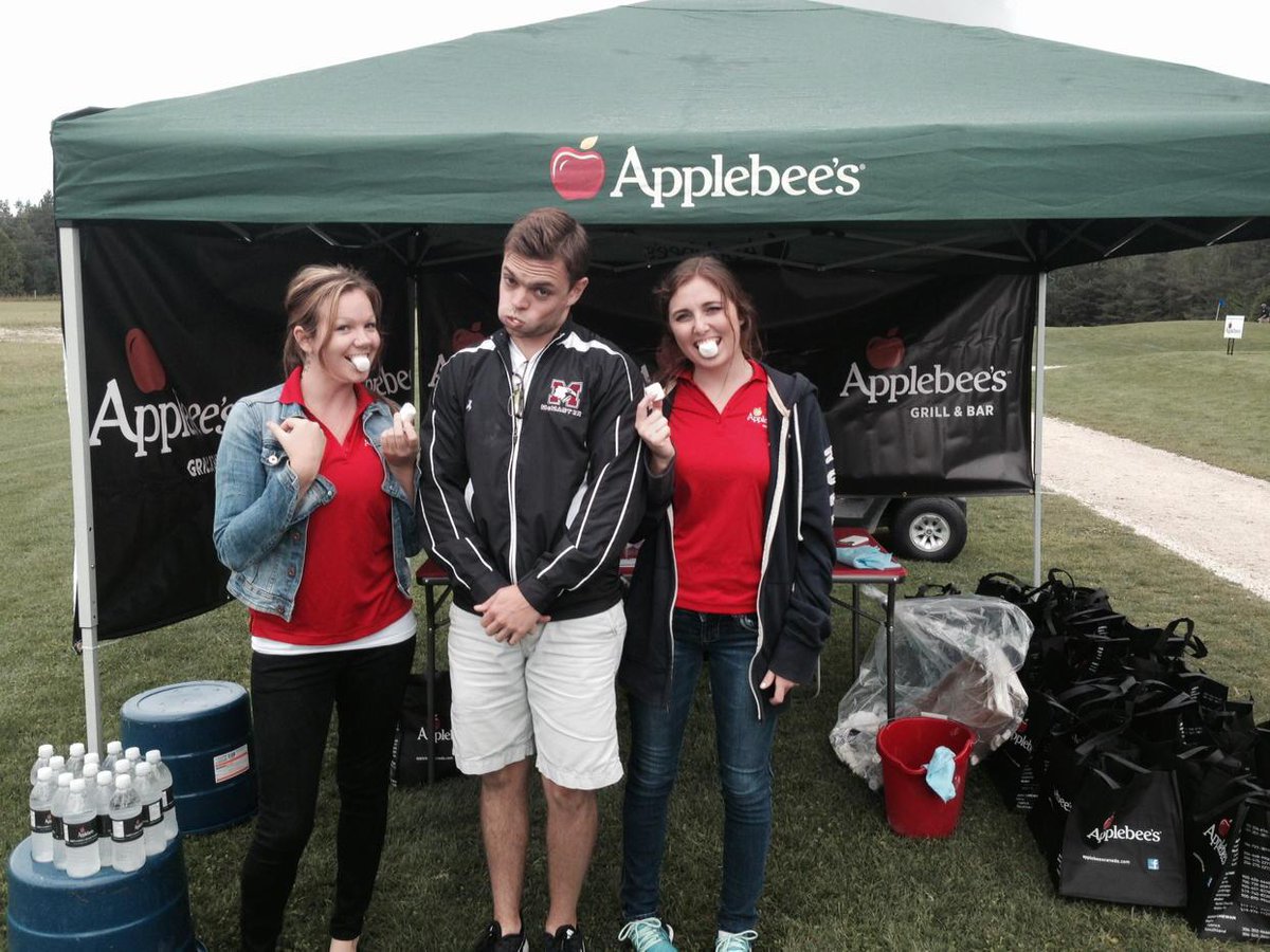 RVHFoundation's tweet image. The folks from Barrie's Applebee's are on hole 7 with the Marshmallow Smash! #RVH #R4C #HeartsandMinds