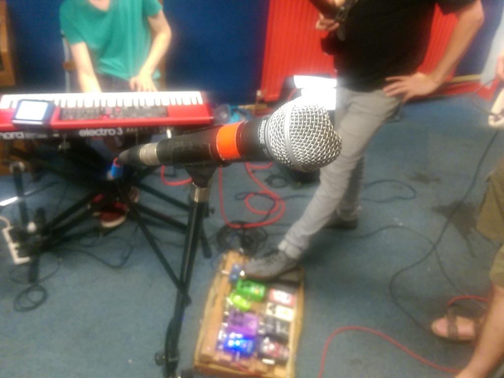 BaysideBoogie's tweet photo. Mic's taken a knock.. #practice http://t.co/4EkK42NVih