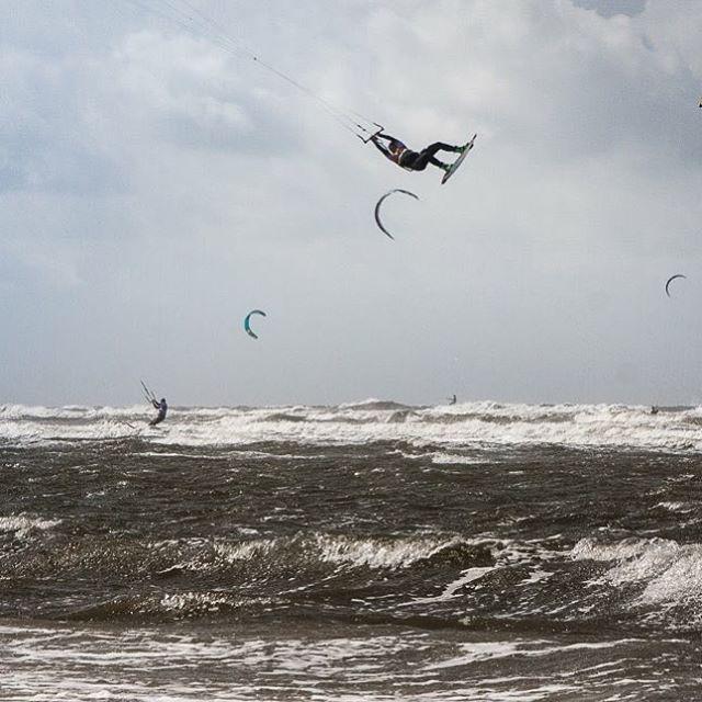 weKitesurf's tweet image. #gethigh during the freestyle qualification ending with a huge #crash #crashoftheday 
Thanks for the shot @kitesist…