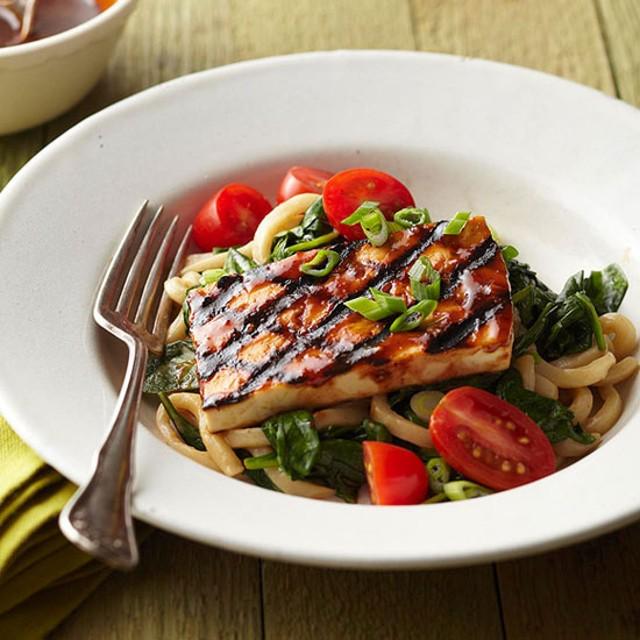 Grilled Tofu Teriyaki with Spicy Spinach Udon by IG @betterhomesandgardens
bit.ly/1hsmtD5
#plantbased #ve…