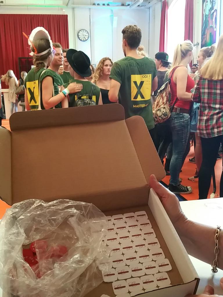 ebraas's tweet image. Muntverkoop is on! #introfontysaci