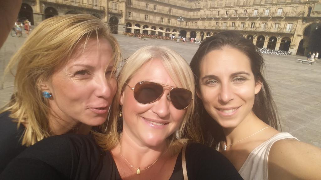 Hoy hay mucho que celebrar. Con <a href="/VEROJFORTES/">VERONICA J. FORTES</a> brindando por la vida. #Salamanca #FuerzaFortes