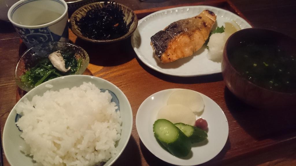 hikaruring's tweet photo. ここを越える鮭定食が���の中にあるんだろうか@しゃけ小島 http://t.co/qmKh1pykgS