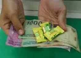 klik_islam's tweet photo. Uang Receh nya Gak ada, Nih ambil Permen Adja ...!!!
#SimpleTapiNgena http://t.co/mutefdudPm