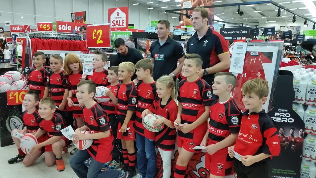 @MattTrigg10 fab turnout for Alun-Wyn Jones and Dan Biggar, great afternoon, helped by Morriston Rugby Club Juniors.