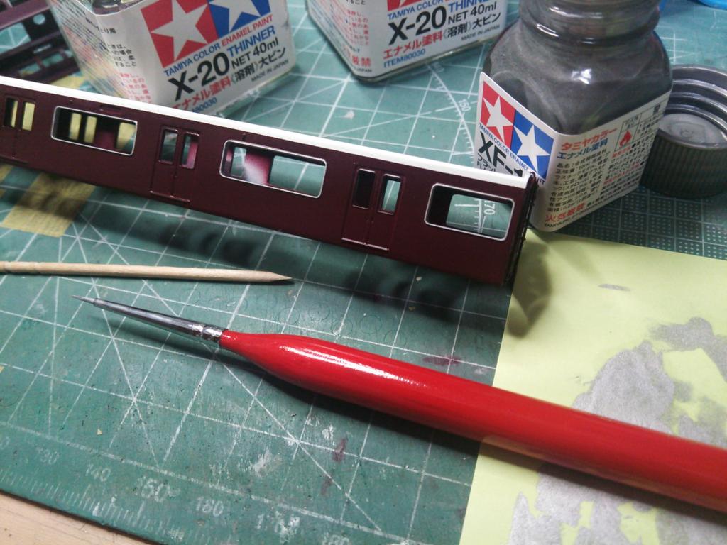 407a 阪急製作で避けては通れない アルミ窓枠塗装の儀 を実施中 エナメル塗料とシンナー 爪楊枝 そして彩雲堂の筆を装備して立ち向かいます Http T Co 7s2igd2jtp