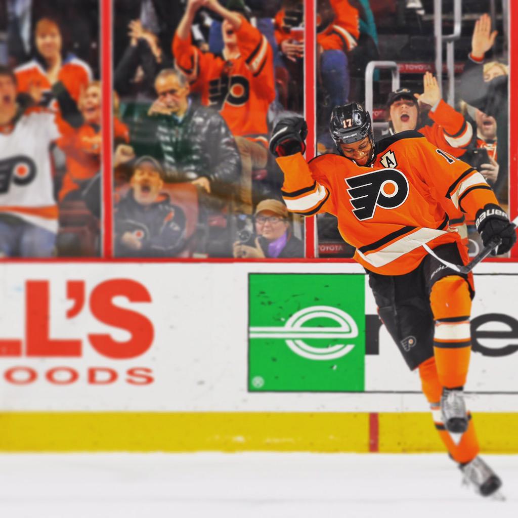 Happy birthday to himself, Wayne Simmonds! 