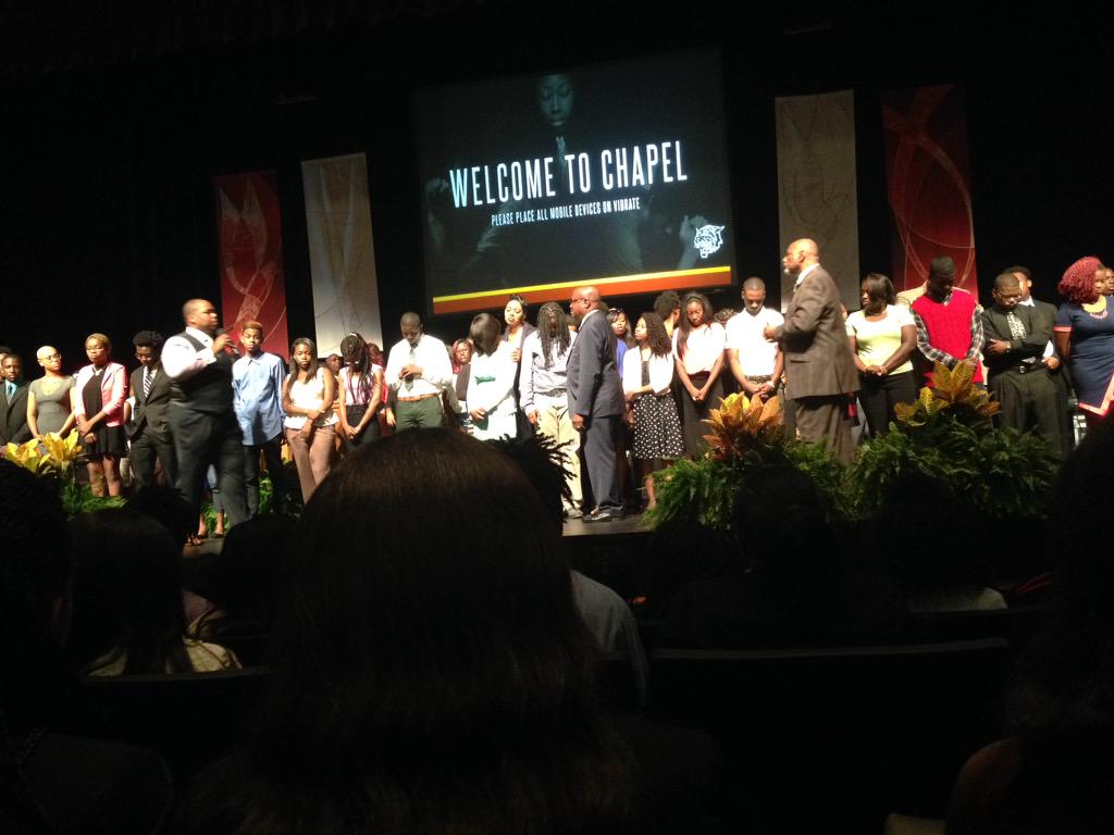 _iiam_dopee's tweet photo. If this isn't beautiful, then I don't know what is π #bcu19 #bcuchapel #gettingSaved http://t.co/vZctdKBFai
